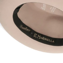 CAPPELLO MODELLO EUGENIO IN FELTRO BEIGE Con dettagli in seta bordeaux
