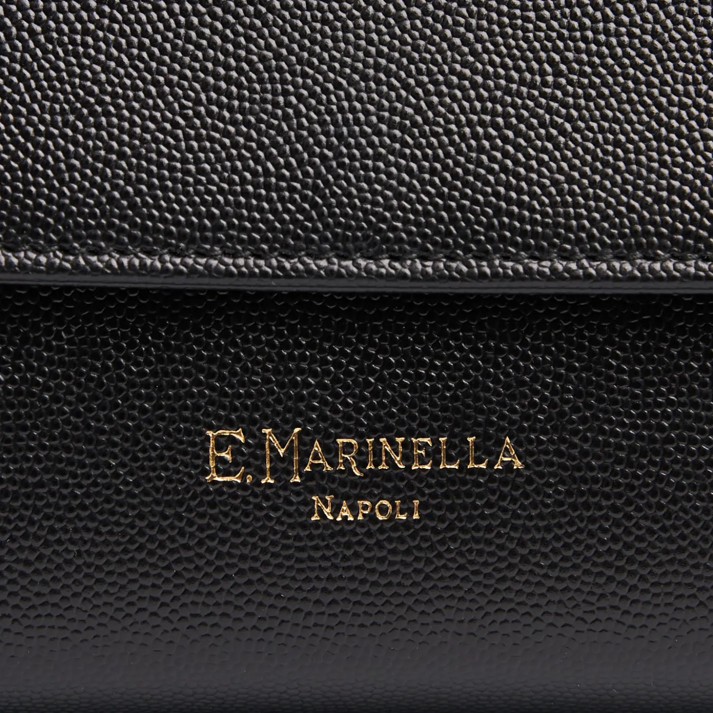 CLUTCH BAG NERA In pelle bottolata