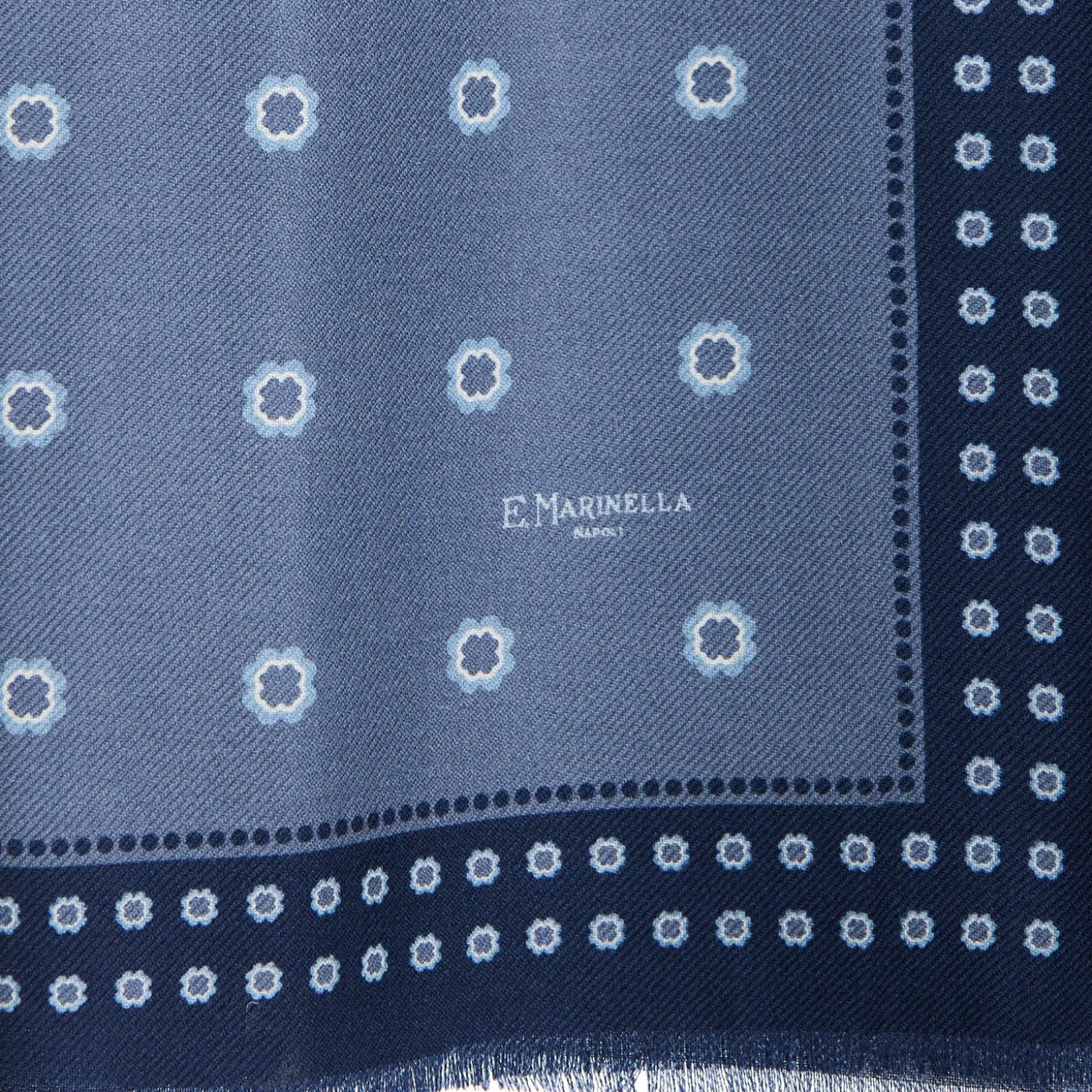 STOLA AZZURRO POLVERE IN LANA Decorazioni floreali