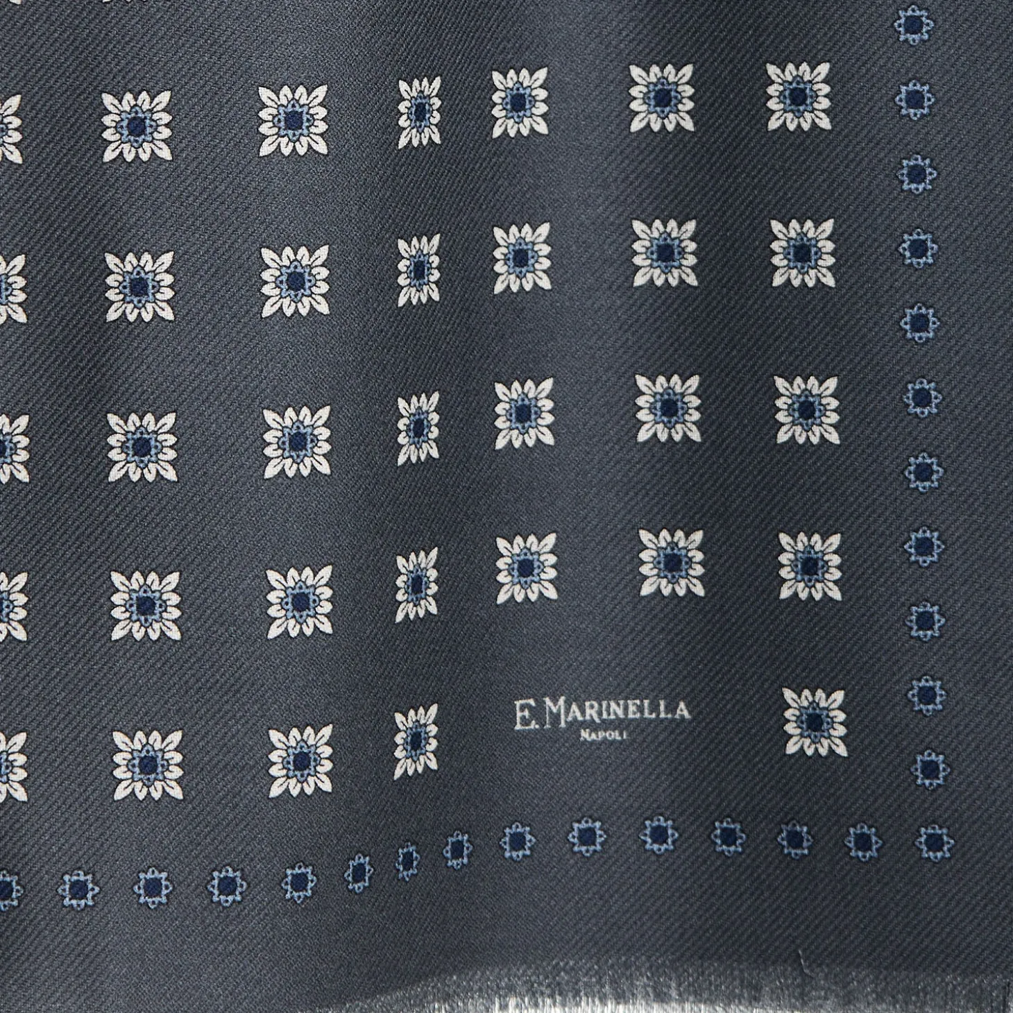 STOLA GRIGIO SCURO IN LANA Decorazioni floreali